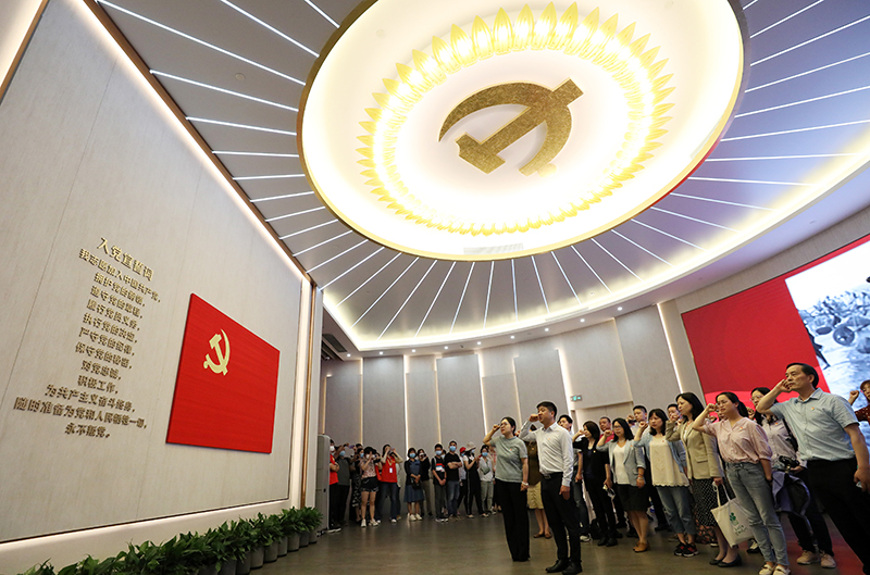 2021年6月3日，黨員在上海中共一大紀念館重溫入黨誓詞。