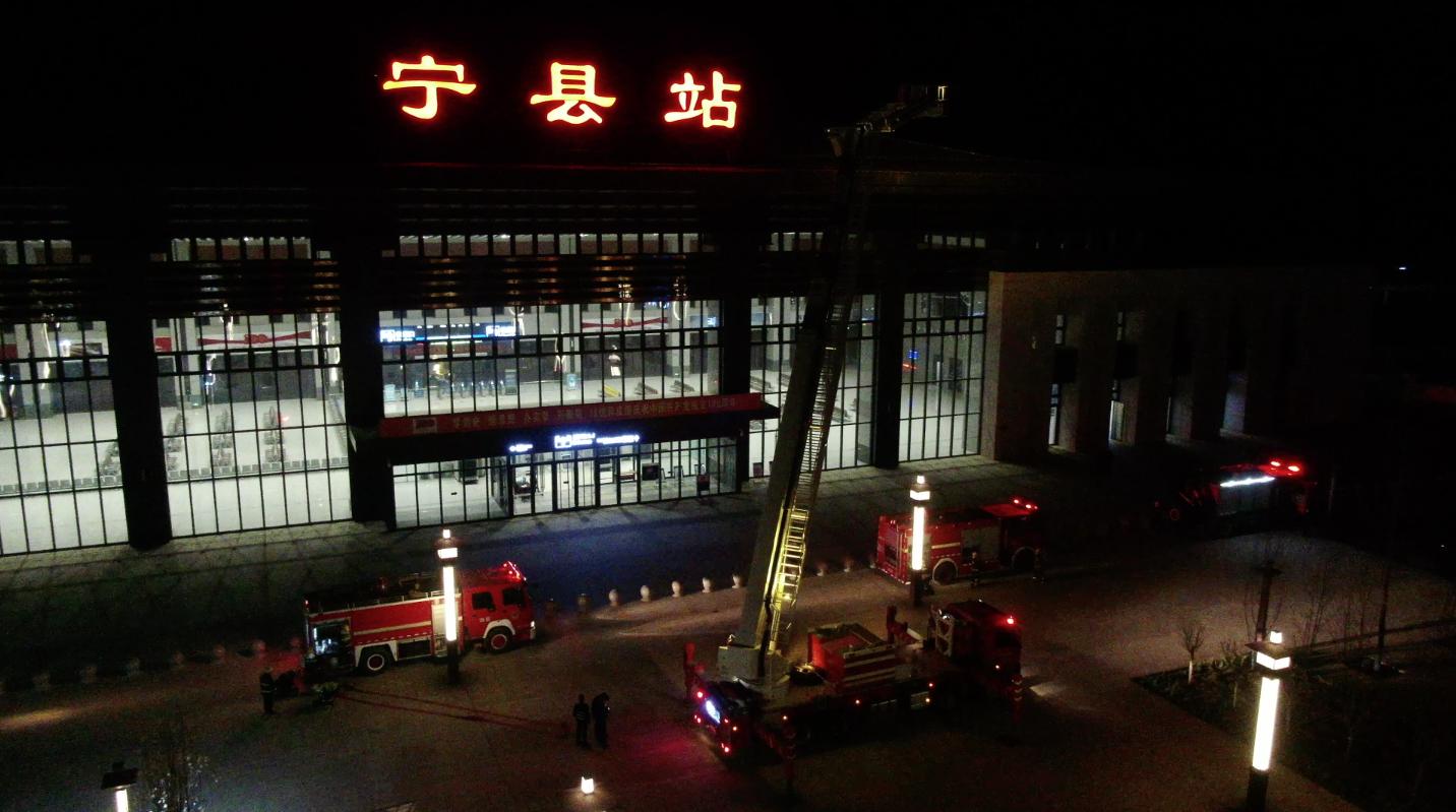 乐鱼全站app下载未雨绸缪！消防员深夜“全副武装”赶往高铁站