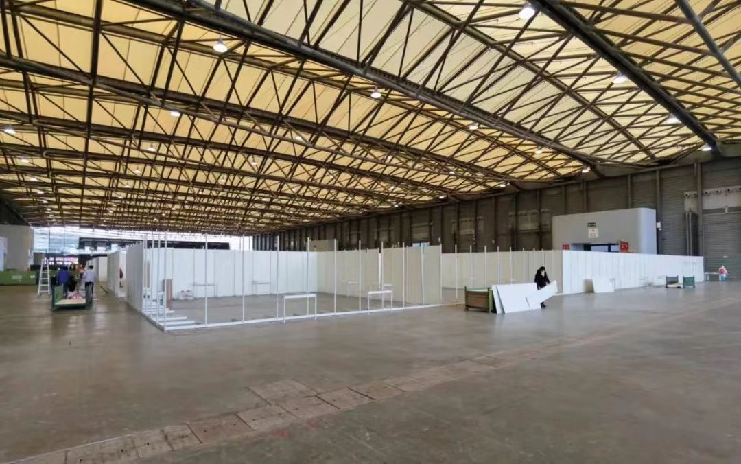新国际博览中心方舱医院8500平米办公区建设现场