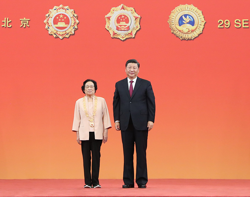 2019年9月29日，中华人民共和国国家勋章和国家荣誉称号颁授仪式在北京人民大会堂金色大厅隆重举行。中共中央总书记、国家主席、中央军委主席习近平向“共和国勋章”获得者屠呦呦颁授勋章。