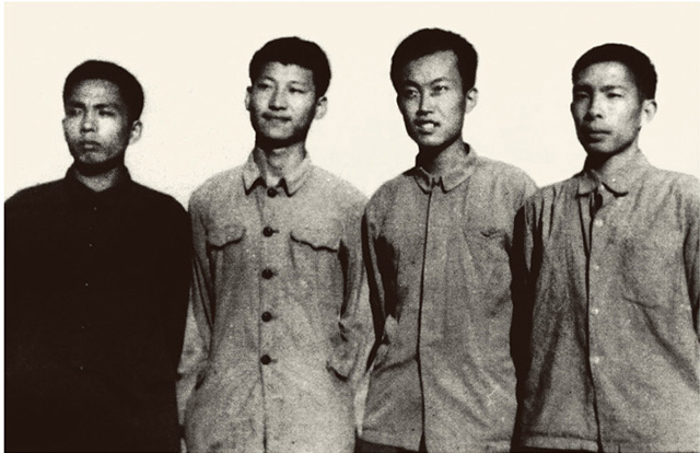 這是1973年上山下鄉時期，習近平（左二）在陜西延川縣。