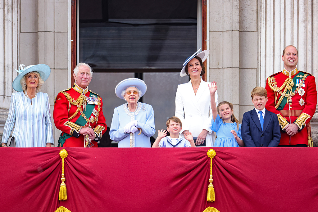 当地时间2022年6月2日,英国伦敦,庆祝英国女王伊丽莎白二世登基70周年的白金禧年庆典在伦敦开幕,英女王当天身穿浅蓝色套装现身白金汉宫的阳台,向前来庆贺的人群致意。 澎湃影像 图