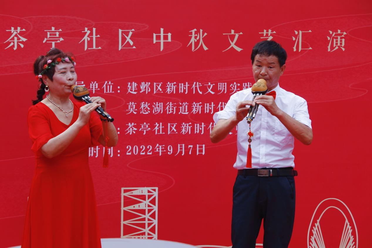 茶亭社区居民自发排演精彩的葫芦丝表演。
