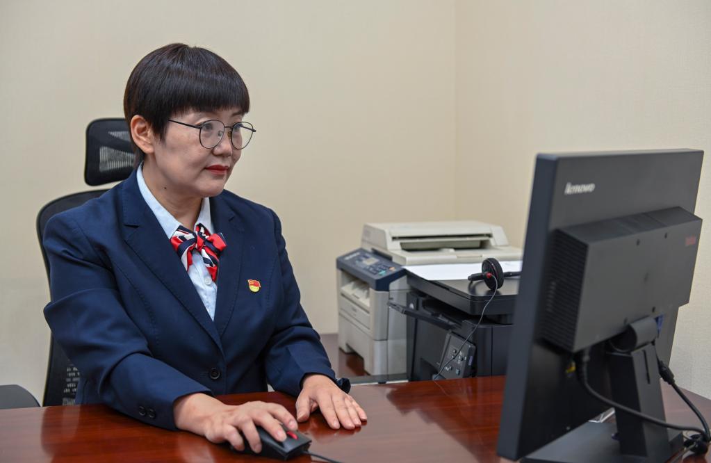 在中国工商�z银行新疆乌鲁木齐的一处营〓业网点，李鹏在办公室办公（2022年9月24日摄）。