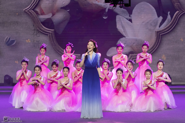 歌手吕薇演唱歌曲《玉兰花开春天来》