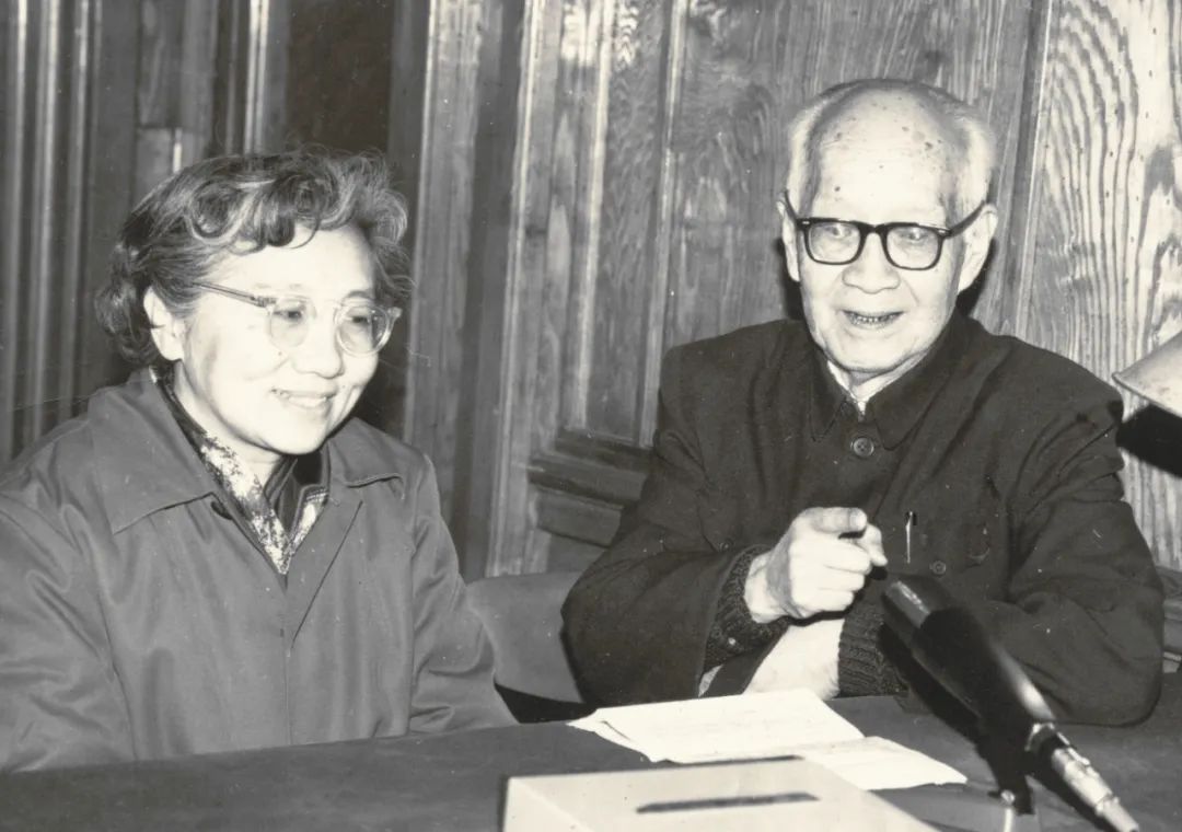 “故事奶奶”康瑛（左）和“故事爺爺”孫敬修（右）為《小喇叭》錄制節目。