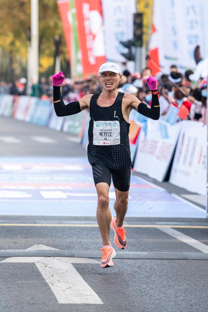 从修车工到马拉松冠军，他在奔跑中书写新的人生 图3