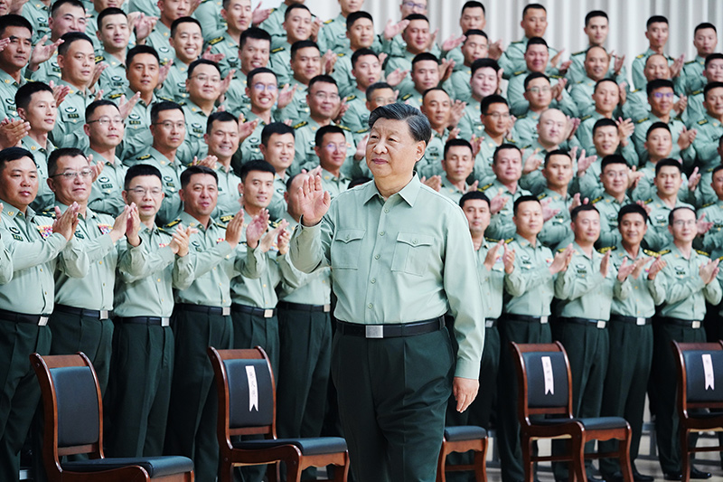 9月8日，中共中央总书记、国家主席、中央军委主席习大大到78集团军视察。这是习大大亲切接见78集团军官兵代表。