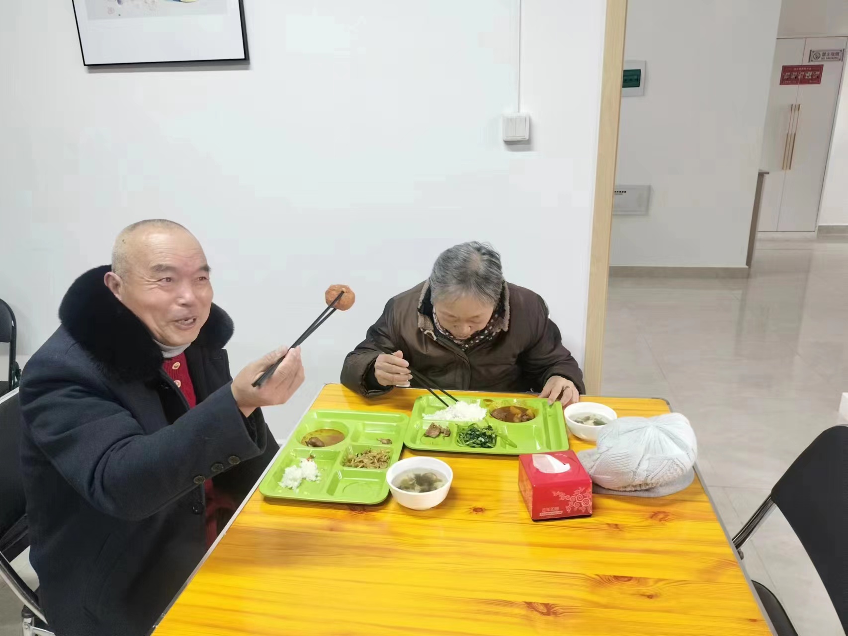 七子连湖社区居民在社区食堂就餐