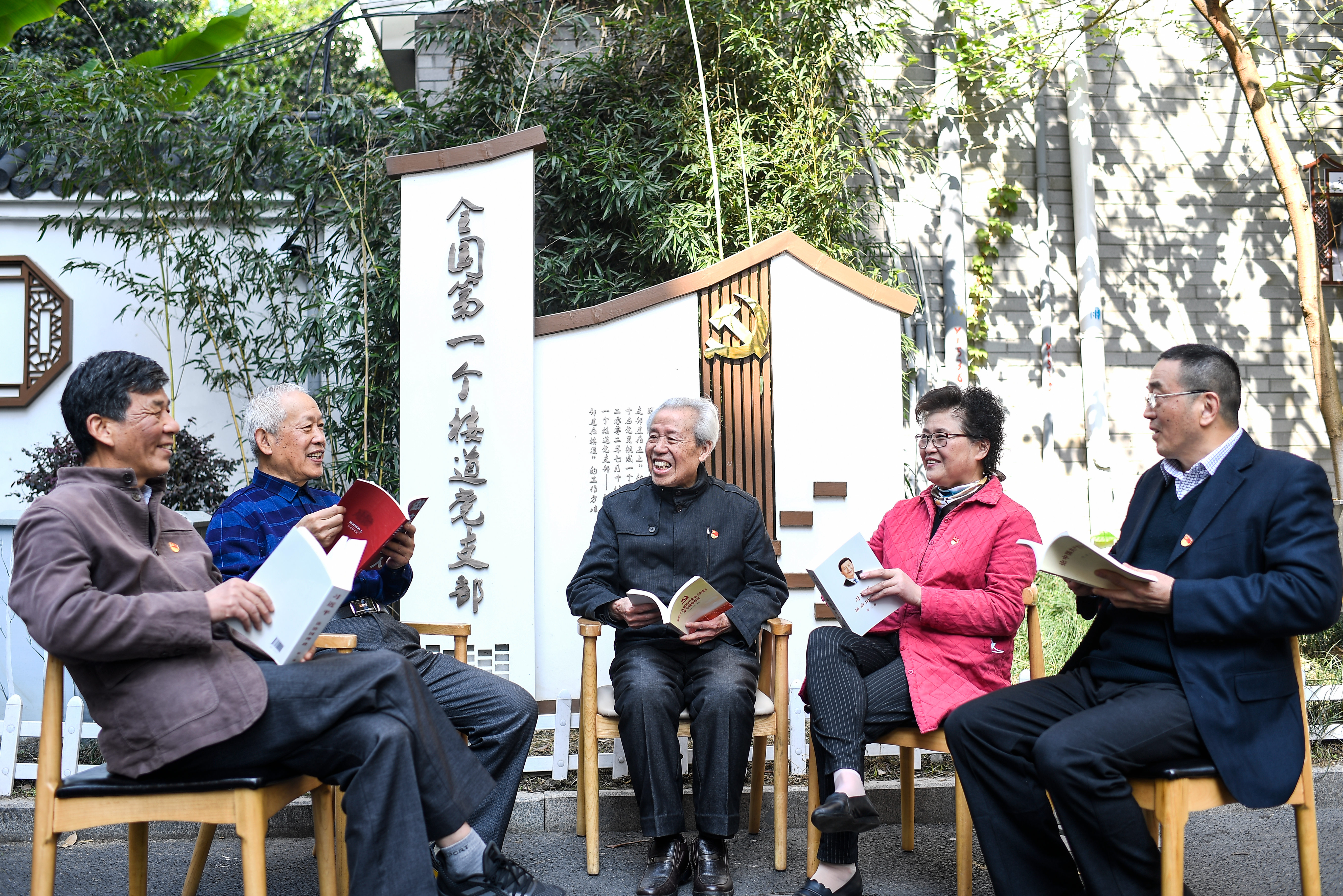 楼道党支部开展读书会