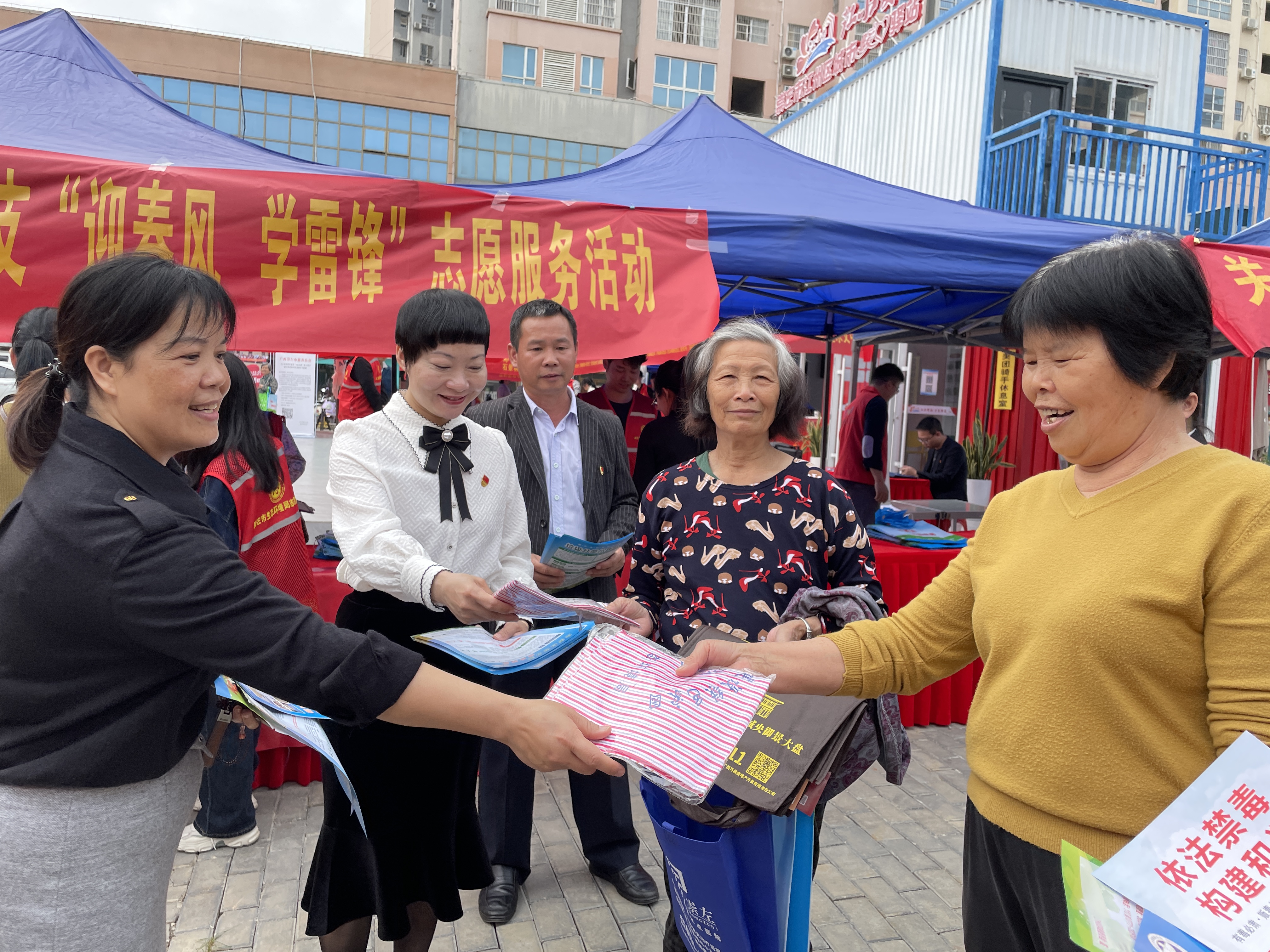 2023年3月17日社区党委开展“学习全国两会精神 争做新时代雷锋 ”江小爱志愿服务活动