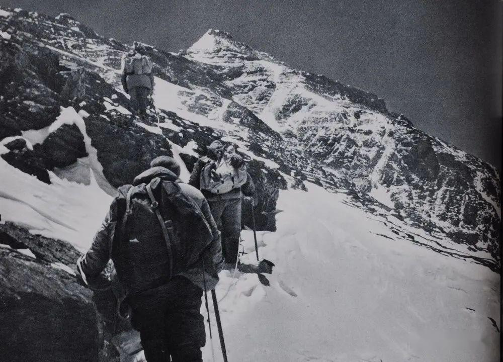 1960年，攀登珠峰的中国登山队队员行进在海拔8000米的雪坡上。（中国登山协会资料图）