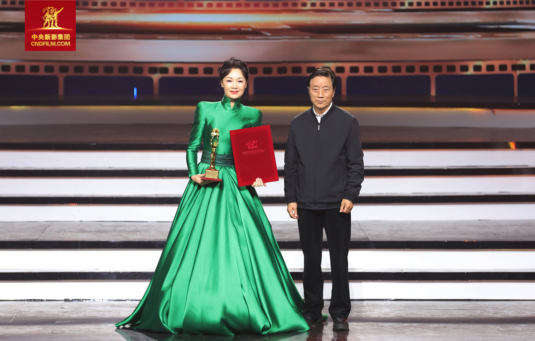 中国电视艺术家协会名誉主席赵化勇为最受观众喜爱演员荣誉获得者颁发⾦海棠杯及荣誉证书