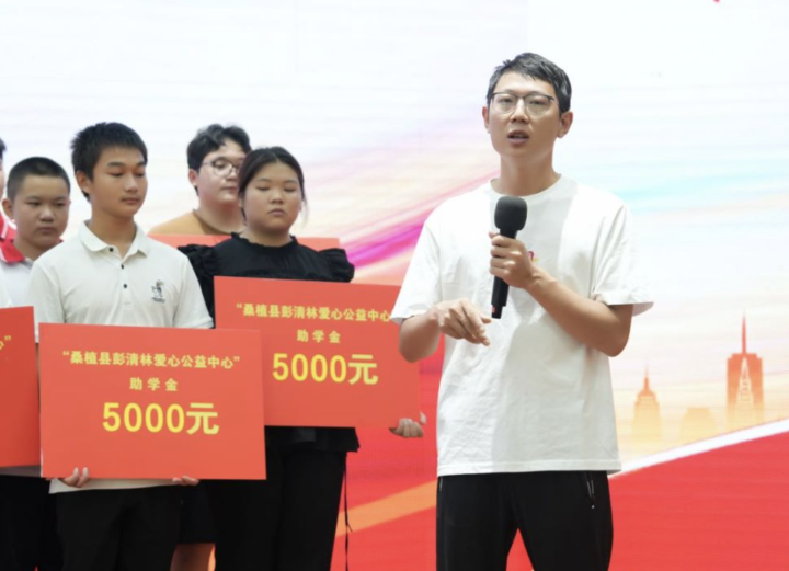 走出聚光灯的他，现在好吗？ 图4