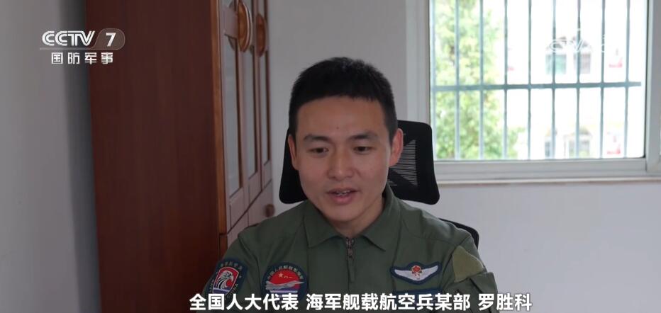 人停装备不能停!“硬核”舰载战斗机飞行员是这样炼成的(图2)