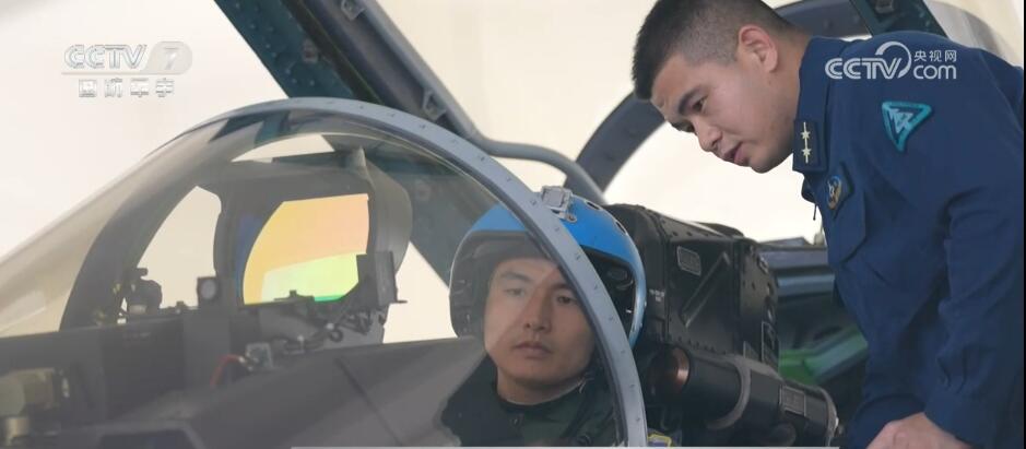 人停装备不能停!“硬核”舰载战斗机飞行员是这样炼成的(图3)