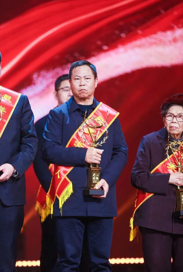 舍弃价值36万蟹笼救起16人_舟山船老大：施救是渔民本能 图3