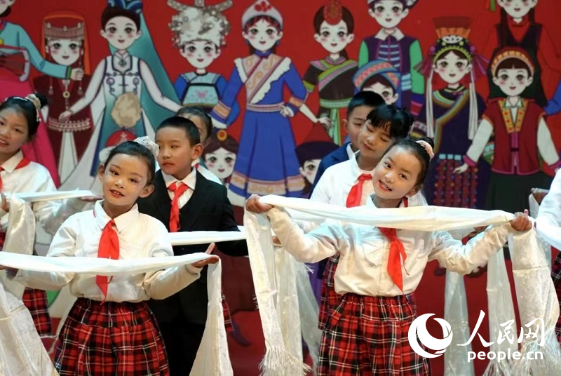 西藏铸牢中华民族共同体意识青少年主题展馆开馆仪式上各族青少年表演节目。 人民网 李海霞摄