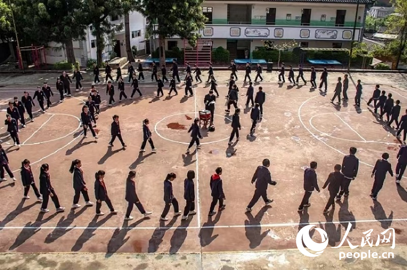课间，宝丰中心完全小学学生们踩着鼓点节奏踏歌起舞。人民网记者 刘怡摄