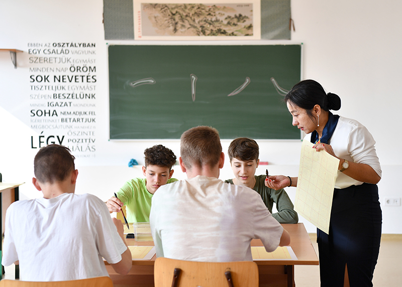 在匈牙利首都布达佩斯的匈中双语学校，中国教师指导学生们学习书法。