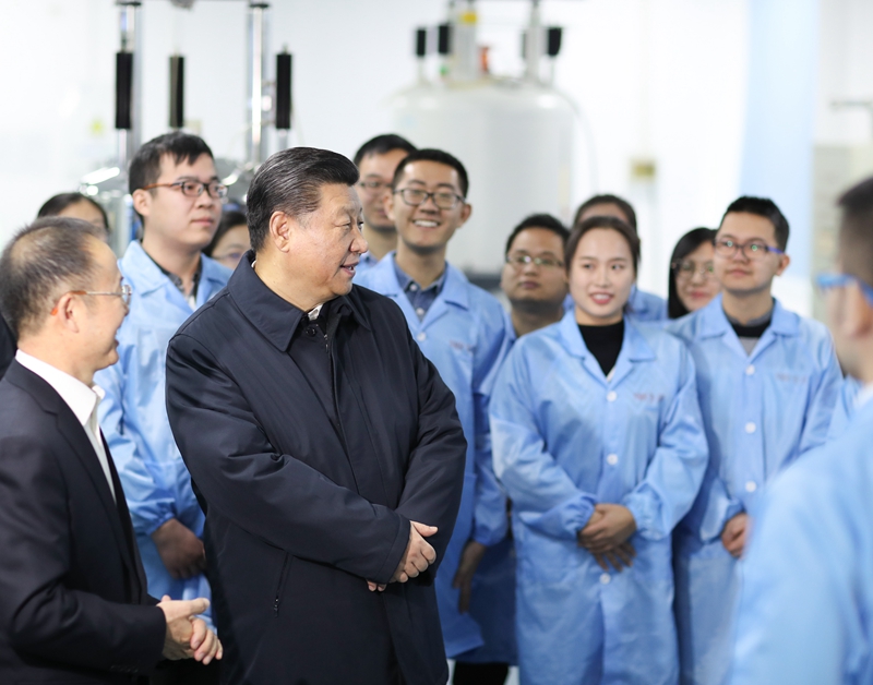 2019年1月17日，習近平在天津南開大學元素有機化學國家重點實驗室同師生親切交流。