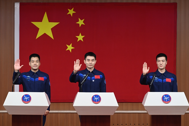 2024年月24日，神舟十八號載人飛行任務航天員葉光富（中）、李聰（右）、李廣蘇在酒泉衛星發射中心問天閣與媒體記者集體見面。