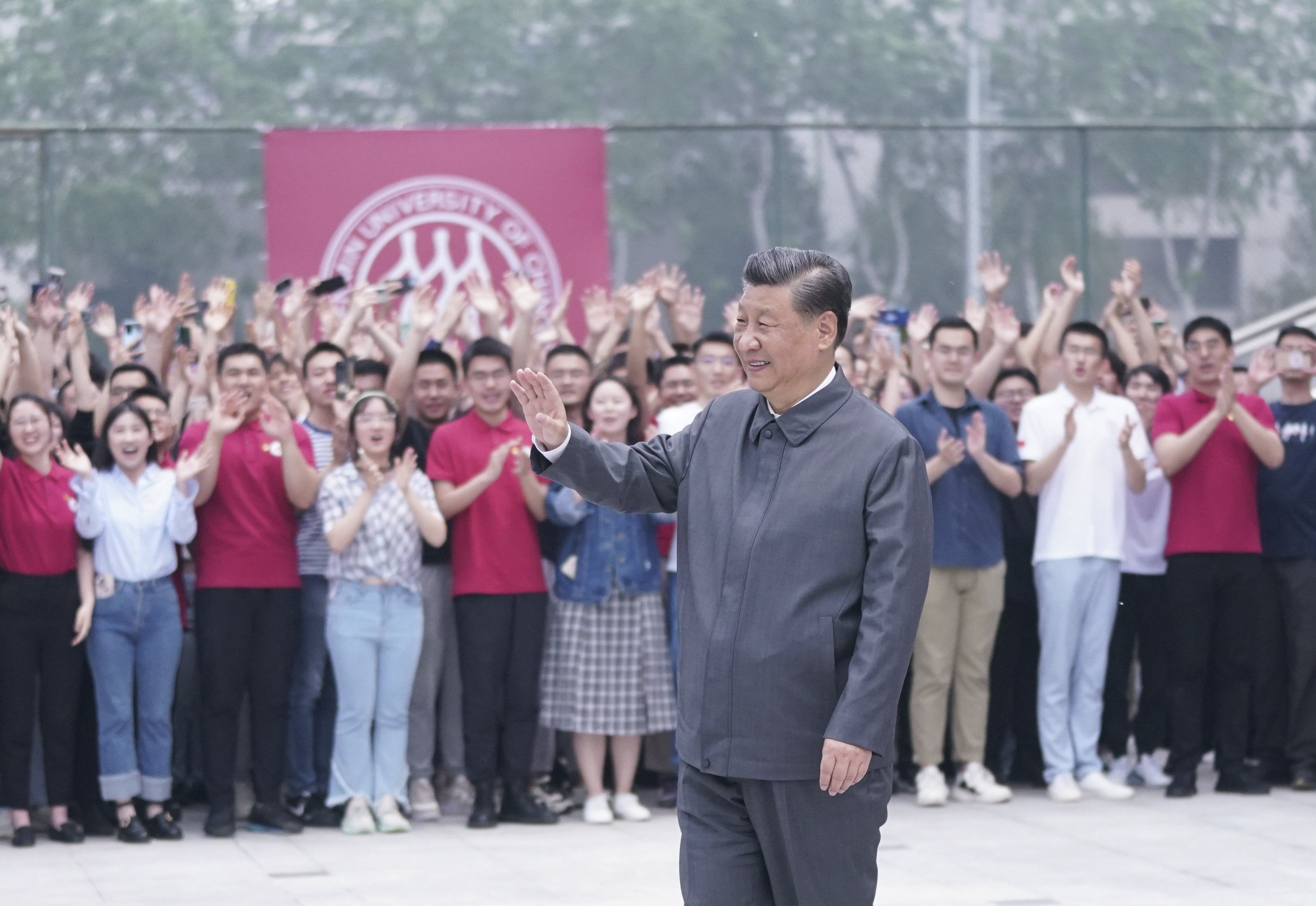 2022年4月25日，習近平總書記來到中國人民大學考察調研。這是習近平向師生們揮手致意。