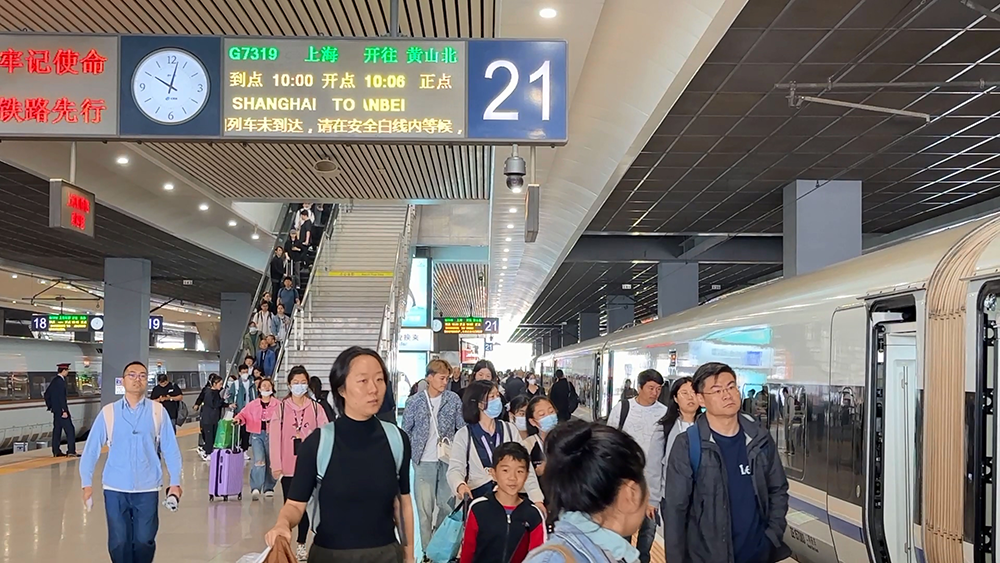 旅客在上海虹桥站有序检票进站上车。王程伟  摄