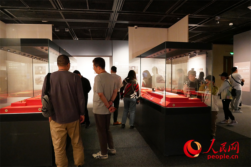“五一”假期，游客在首都博物馆参观展览。人民网记者 韦衍行摄