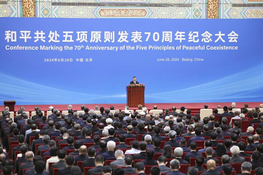   6月28日上午，和平共處五項(xiàng)原則發(fā)表70周年紀(jì)念大會(huì)在北京人民大會(huì)堂隆重舉行。國(guó)家主席習(xí)近平出席紀(jì)念大會(huì)并發(fā)表題為《弘揚(yáng)和平共處五項(xiàng)原則，攜手構(gòu)建人類命運(yùn)共同體》的重要講話。