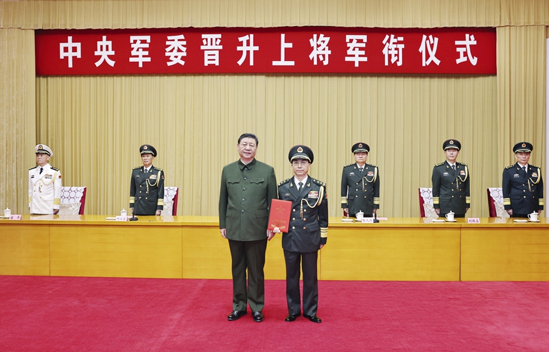 7月9日，中央軍委晉升上將軍銜儀式在北京八一大樓舉行。中央軍委主席習(xí)近平向晉升上將軍銜的中央軍委政治工作部常務(wù)副主任何宏軍頒發(fā)命令狀。