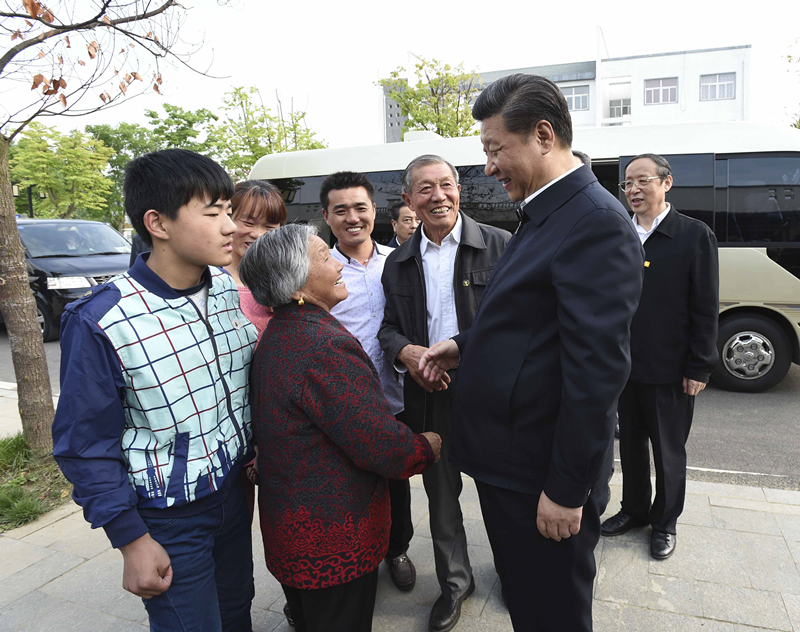 2016年4月25日，习近平在安徽省滁州市凤阳县小岗村看望当年大包干带头人严金昌（右三）一家。