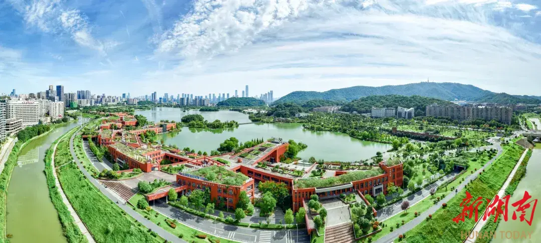 58小镇坐落在风景秀美的西湖公园。