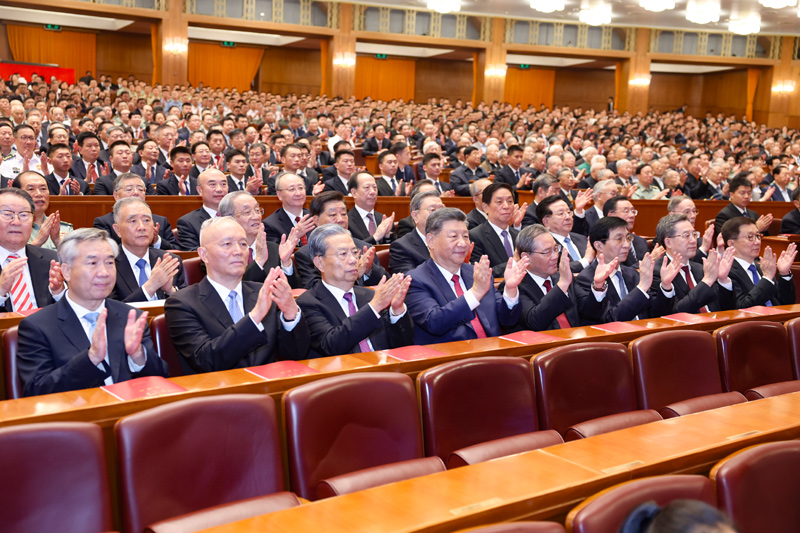 　　9月29日晚，慶祝中華人民共和國成立75周年音樂會在京舉行。習(xí)近平、李強(qiáng)、趙樂際、王滬寧、蔡奇、丁薛祥、李希、韓正等黨和國家領(lǐng)導(dǎo)人，同3000多名觀眾一起觀看演出。