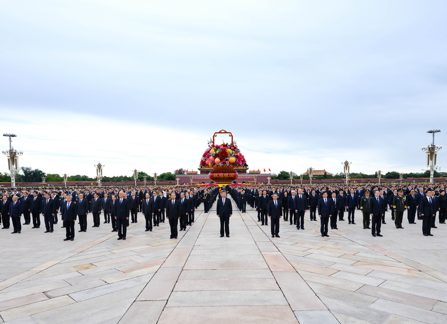   9月30日上午，黨和國家領(lǐng)導(dǎo)人習(xí)近平、李強、趙樂際、王滬寧、蔡奇、丁薛祥、李希、韓正等來到北京天安門廣場，出席烈士紀念日向人民英雄敬獻花籃儀式。