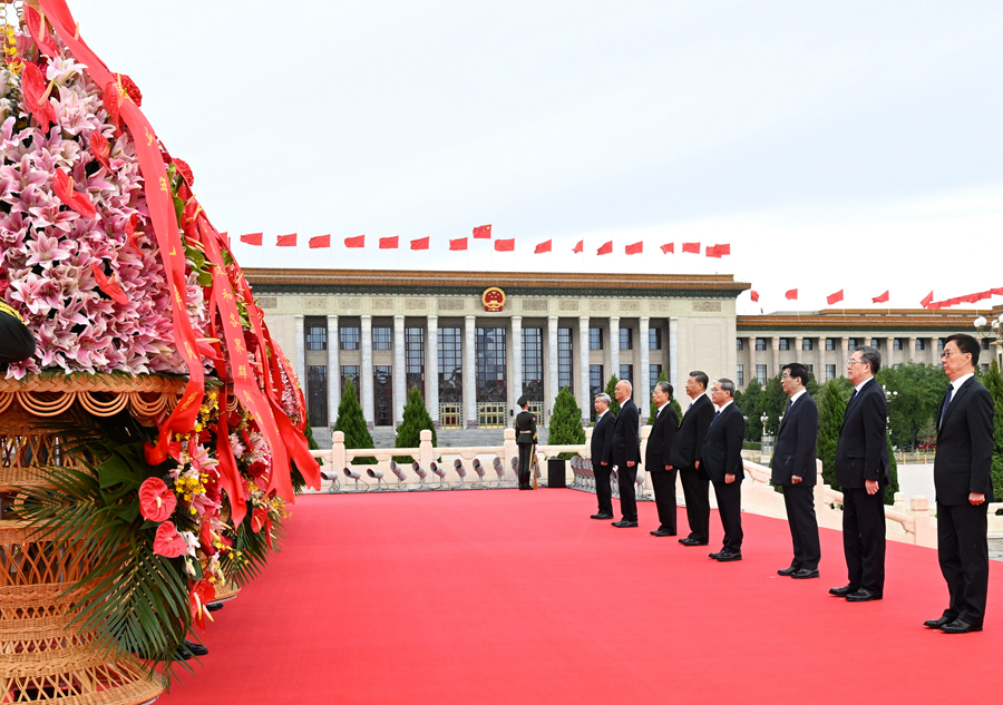   9月30日上午，黨和國家領導人習近平、李強、趙樂際、王滬寧、蔡奇、丁薛祥、李希、韓正等來到北京天安門廣場，出席烈士紀念日向人民英雄敬獻花籃儀式。