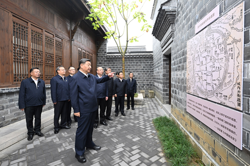 10月17日至18日，中共中央總書記、國家主席、中央軍委主席習近平在安徽考察。這是17日下午，習近平在安慶桐城市六尺巷考察。