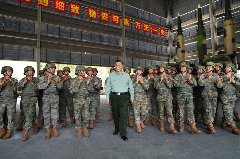 10月17日，中共中央總書記、國家主席、中央軍委主席習近平到火箭軍某旅視察。這是習近平在察看裝備操作訓練情況時，同官兵親切交談。