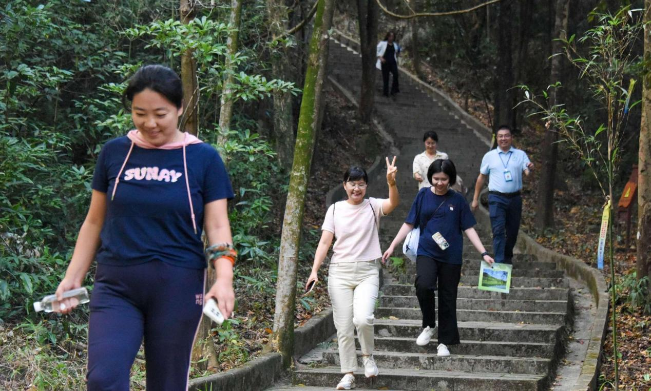 开幕式当天,嘉宾参与徒步体验