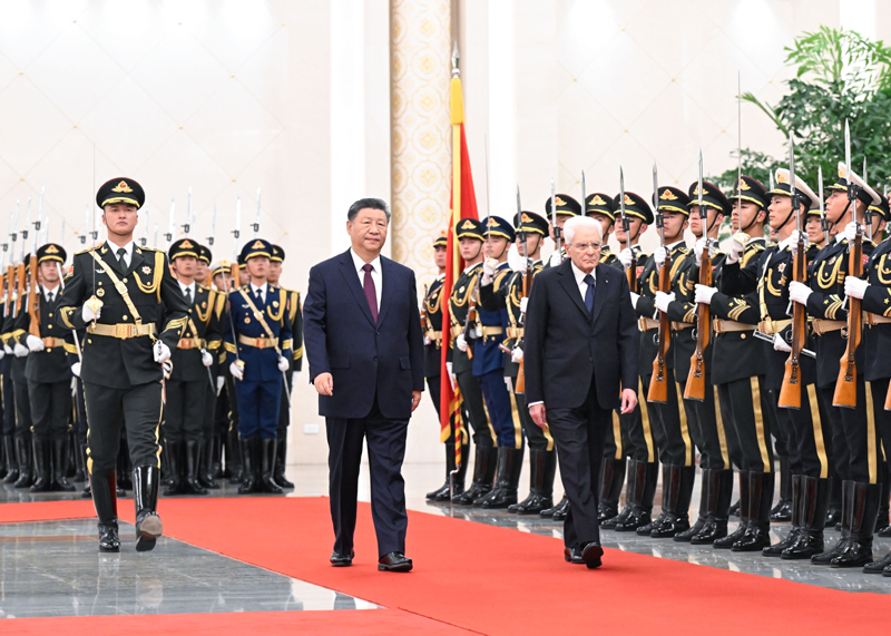 11月8日下午，国家主席习近平在北京人民大会堂同来华进行国事访问的意大利总统马塔雷拉举行会谈。这是习近平在人民大会堂北大厅为马塔雷拉举行欢迎仪式。