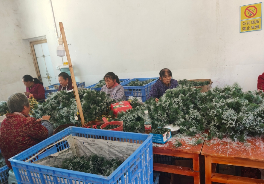 工人赶制出口工艺品(唐慧/摄)