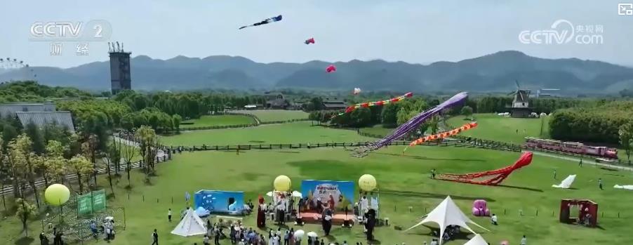 PG电子平台风筝盛宴科技乐园非遗茶道……多业态融合促夏日乡村游消费升温(图1)