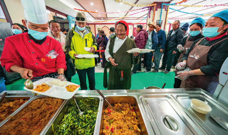在西藏那曲市色尼区老年人日间照料中心,老人们在排队打饭(2025年4月25日摄)