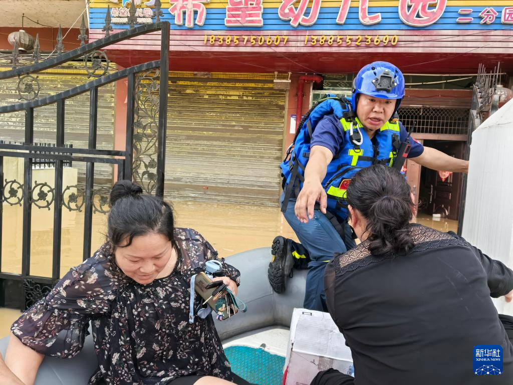 　　6月24日，貴州遵義市藍(lán)天救援隊(duì)隊(duì)員、黨員黃河在榕江縣希望幼兒園轉(zhuǎn)移被困群眾。