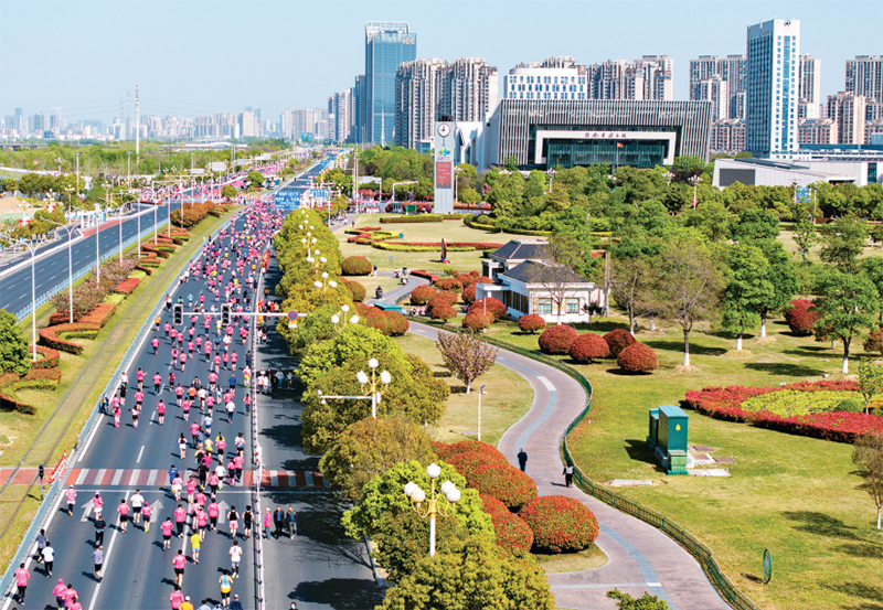 　　今年以來(lái)，各地積極探索文旅消費(fèi)新模式，以多元化供給為擴(kuò)大消費(fèi)注入新動(dòng)力。圖為2025年4月13日，2025淮安馬拉松暨大運(yùn)河馬拉松系列賽（淮安站）開(kāi)跑，參賽選手經(jīng)過(guò)淮安生態(tài)文旅區(qū)。