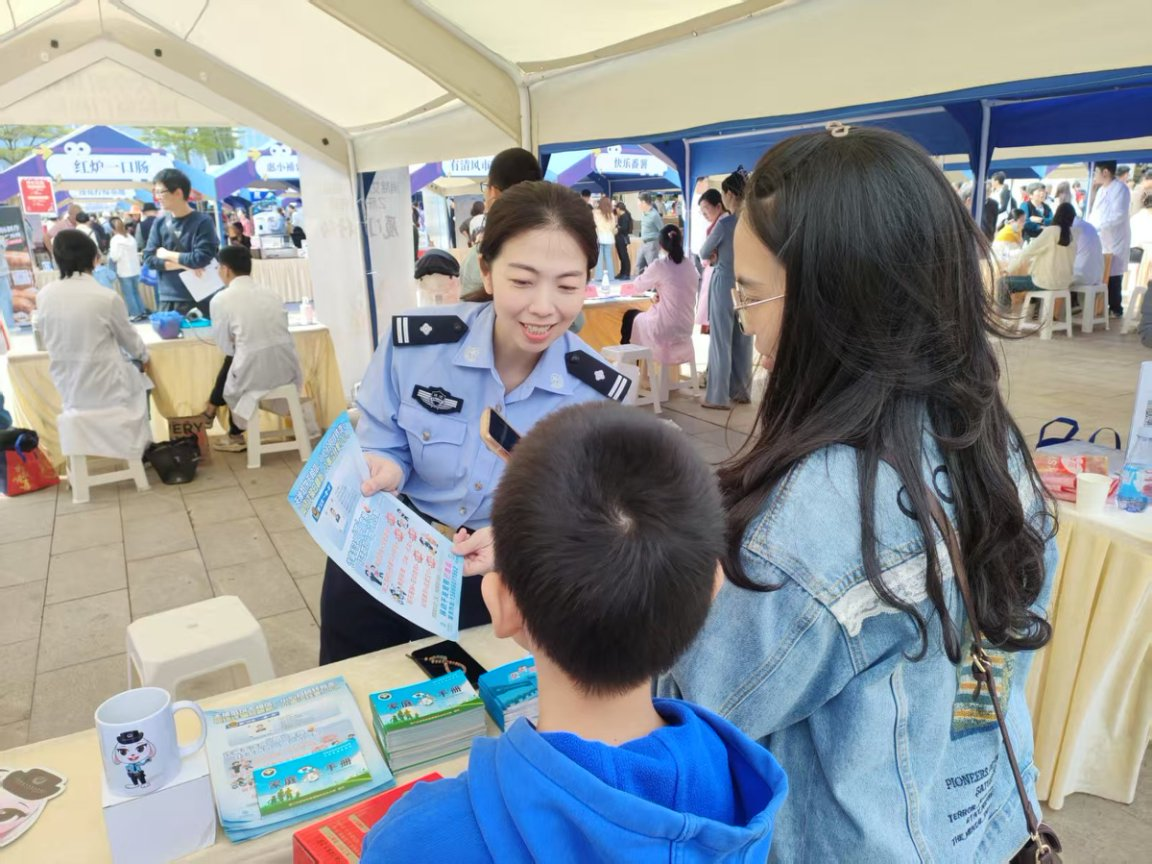 筼筜派出所民警江颖斌开展反诈宣传 厦门市公安局供图