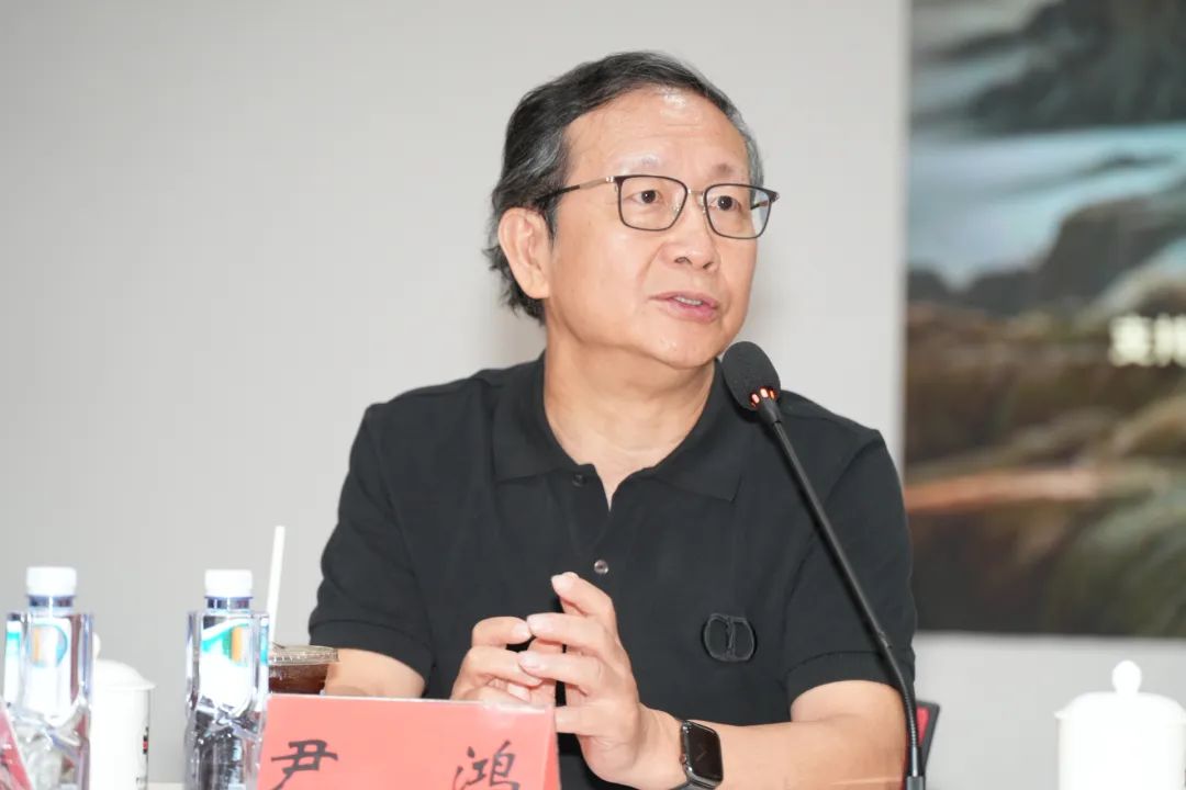 中國(guó)電影家協(xié)會(huì)副主席、清華大學(xué)新聞與傳播學(xué)院教授尹鴻