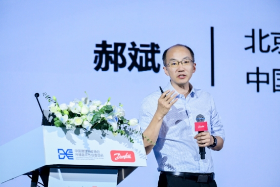 中國建筑節能協會光儲直柔專業委員會秘書長、北京建筑大學教授郝斌先生發表演講