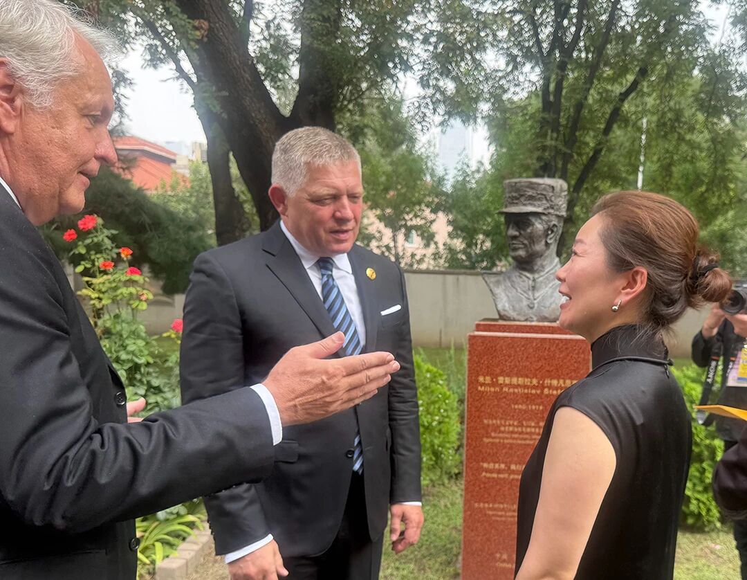 斯洛伐克總理菲佐（中）、斯洛伐克駐華大使彼得&middot;利紮克（左）、紀錄片《鄔達克》總導演/製片人陳慶（右）親切交談