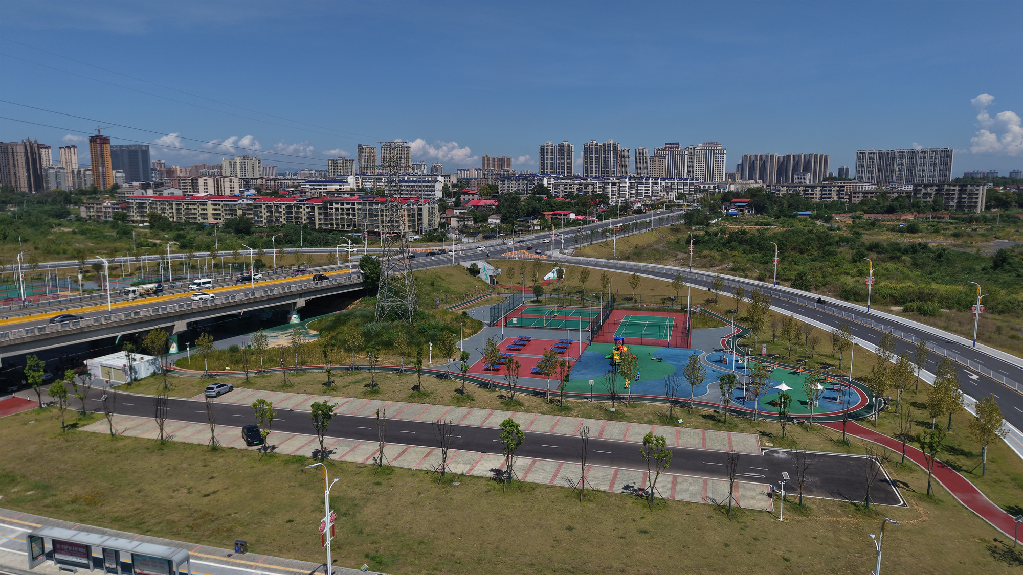 新建的停車場不僅車位充足、布局合理,還與體育公園景觀有機融合。(王庚娣/攝)